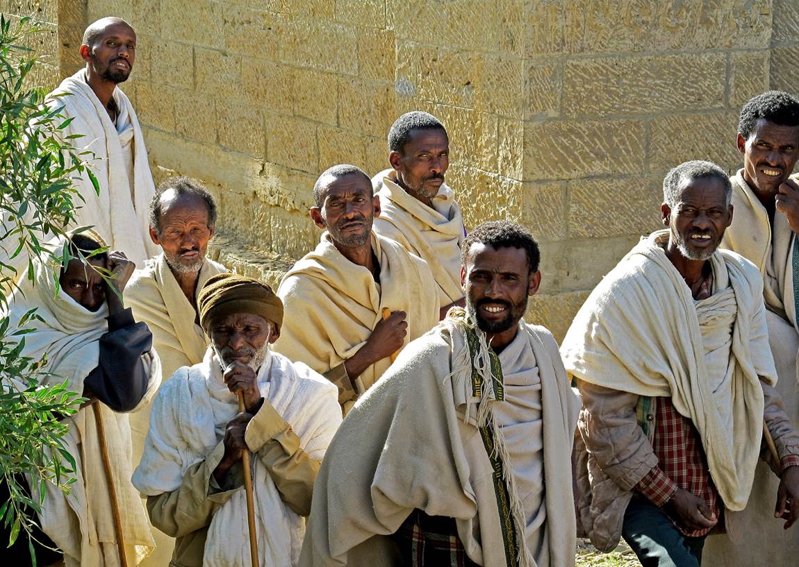 A group of men in white robes

Description automatically generated