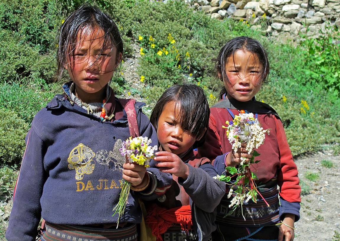 A group of young girls holding flowers

Description automatically generated