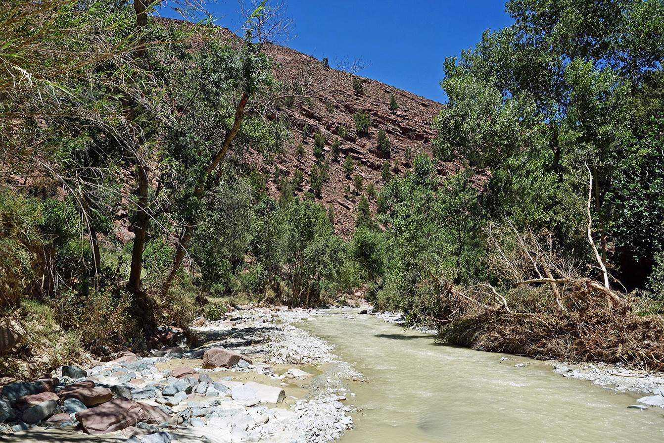 A stream running through a rocky canyon

Description automatically generated