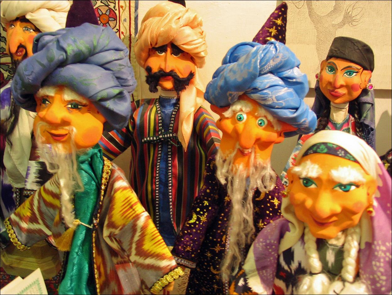 A group of puppets with different colors

Description automatically generated