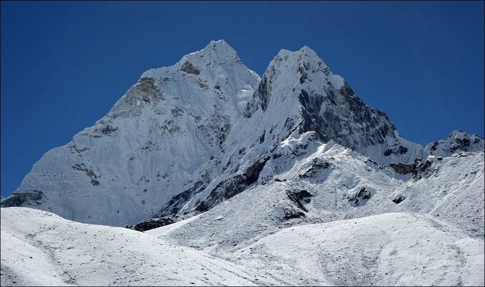 A snowy mountain with blue sky

Description automatically generated