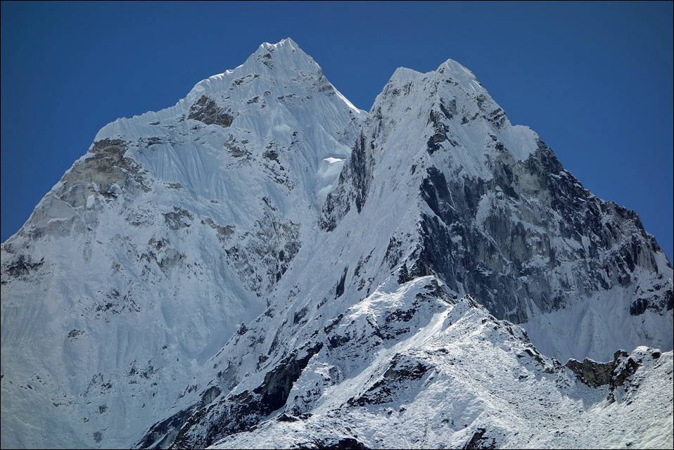 A snowy mountain with blue sky

Description automatically generated