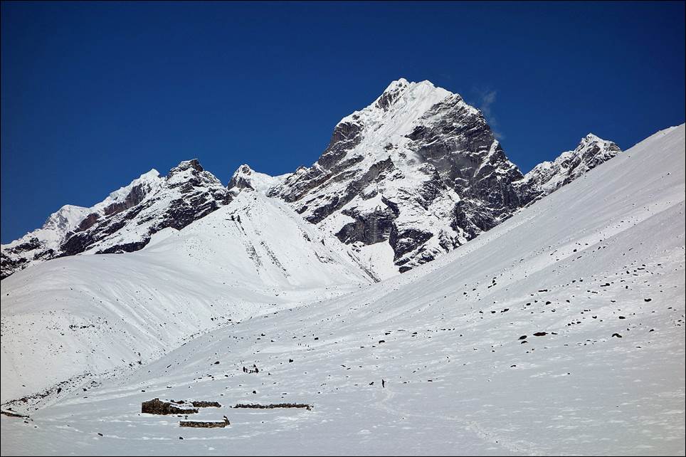 A snowy mountain with a blue sky

Description automatically generated