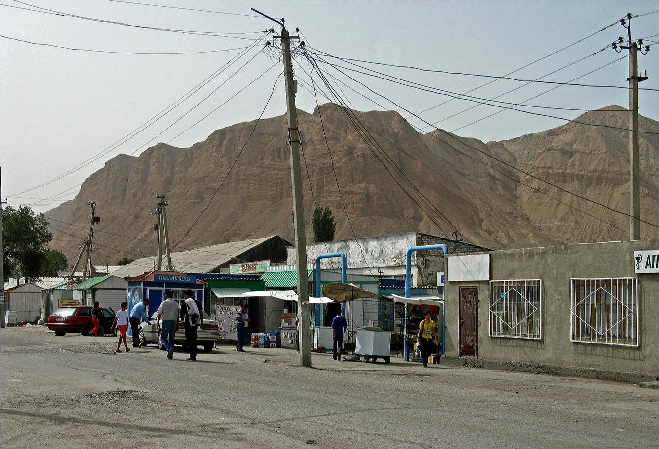 A street with buildings and Mount Uhud in the background

Description automatically generated