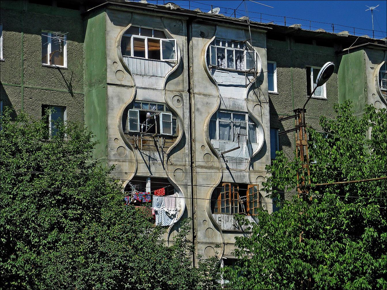 A building with many windows

Description automatically generated