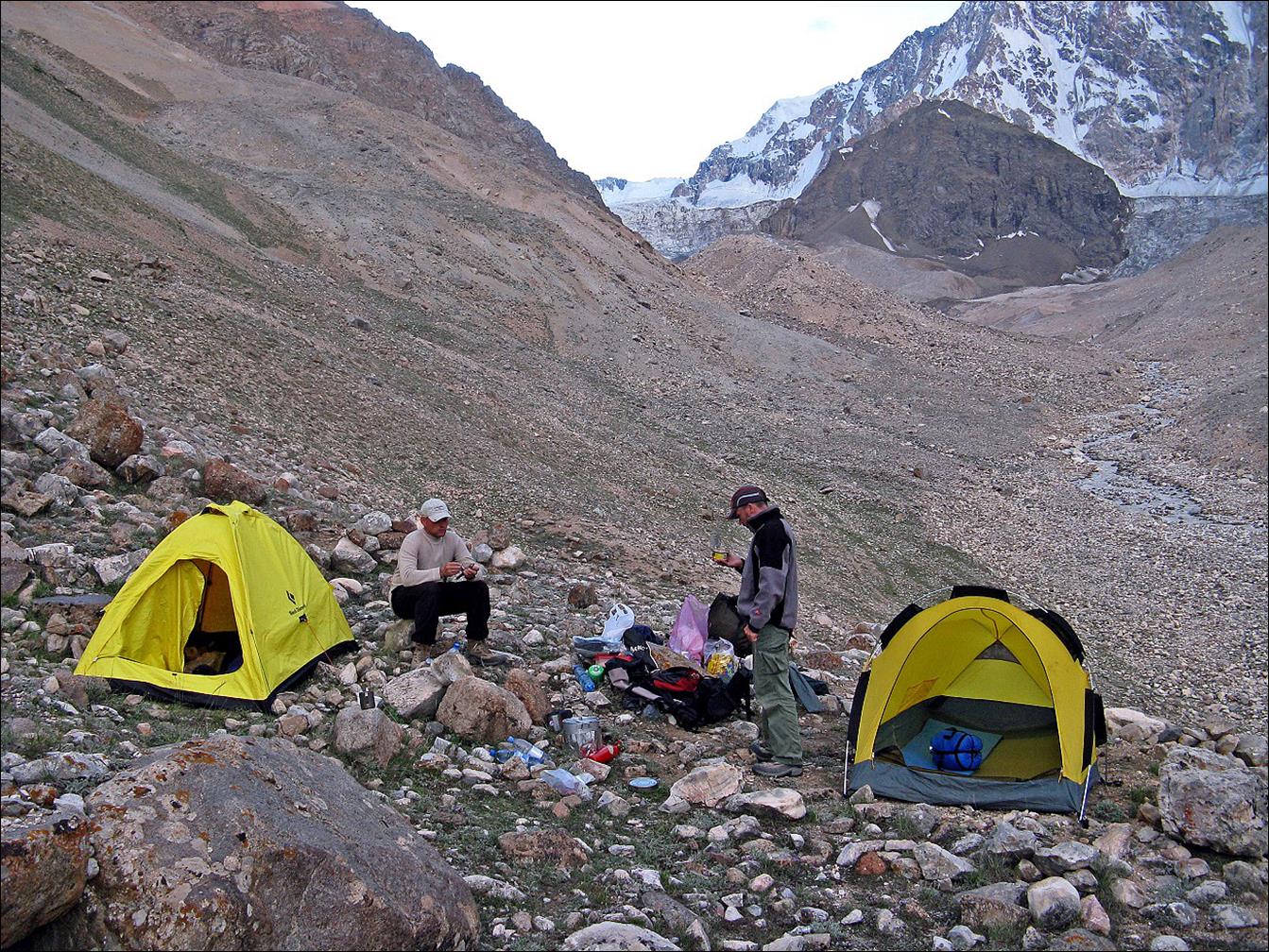 A group of people camping in the mountains

Description automatically generated