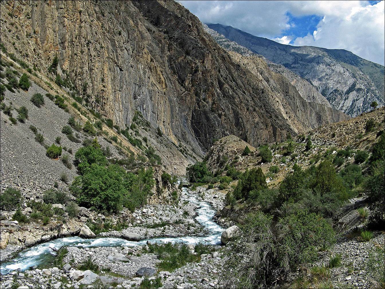 A river running through a rocky canyon

Description automatically generated