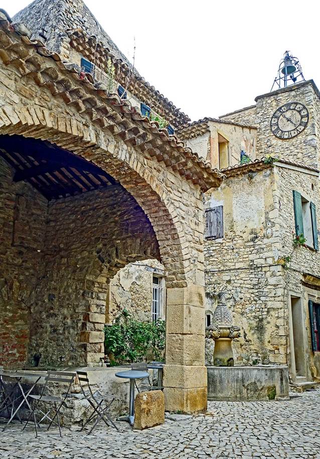 A clock on a building

Description automatically generated with low confidence