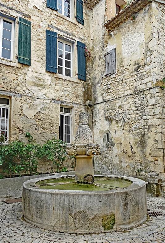 A fountain in front of a building

Description automatically generated with medium confidence