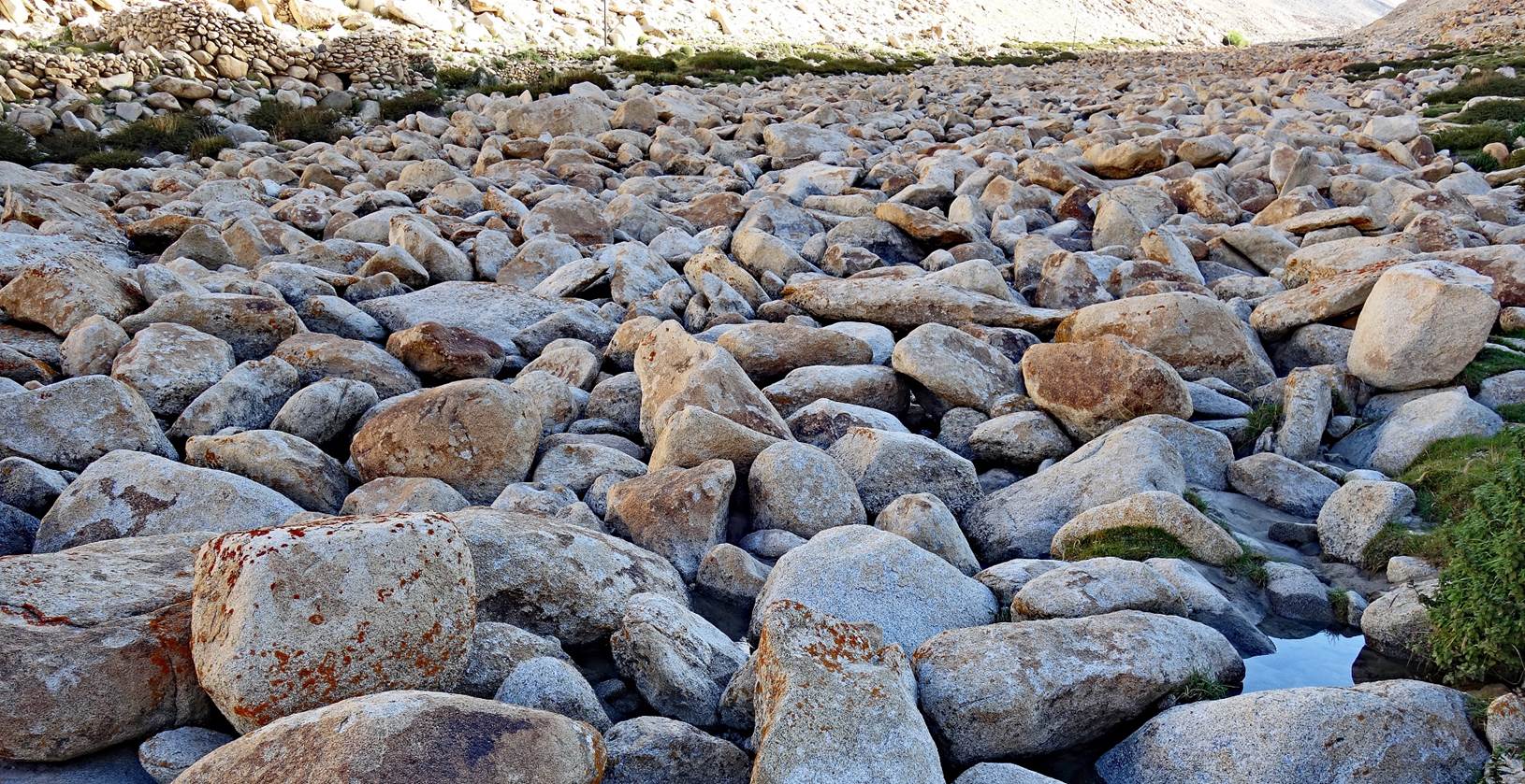 A picture containing rock, outdoor, rocky, nature

Description automatically generated
